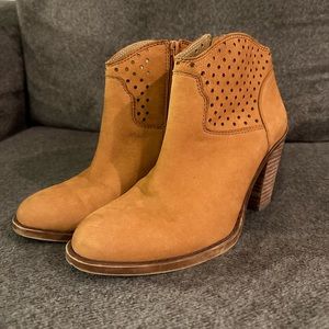 Lucky boots- Women’s 6.5 Camel color. Stacked block heel with zipper